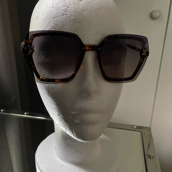 Beautiful Sunglasses 🕶️ - Picture 2 of 8
